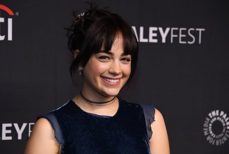 Mary Mouser pornostar heiße foto