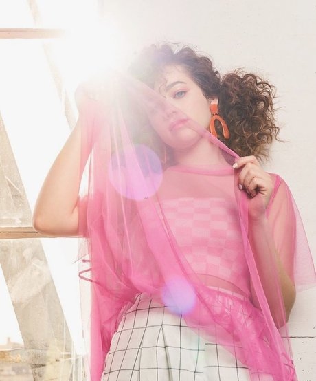 Mary Mouser model xxx foto