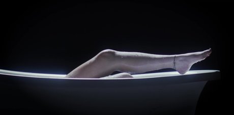 Mary Mouser top nackt bild