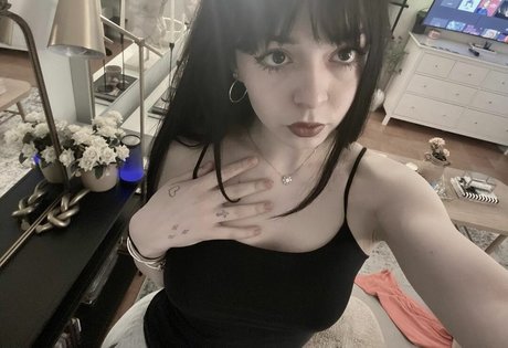 ezsy schauspielerin sexy fotos