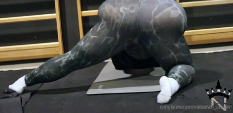 Natasha Crown sexy top bild