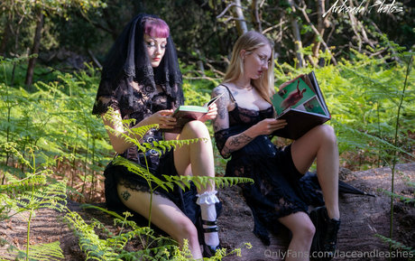 laceandleashes schauspielerin heiße foto