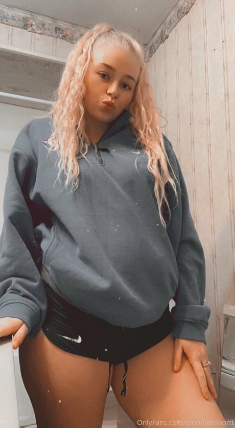 blondiebshortt erotische sexy bild