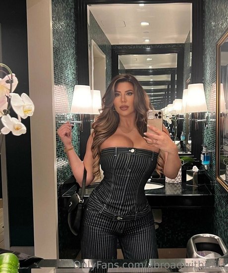 Abroadwithmila schauspielerin perfekte galerie