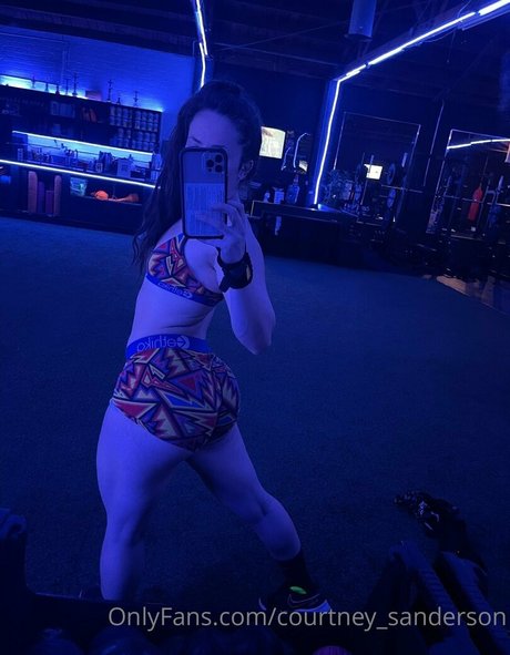 Courtney Sanderson beste exklusive bild
