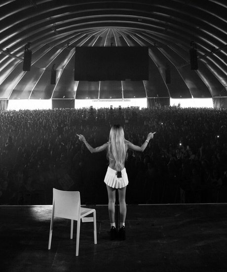 Nessa Barrett kunst schöne galerien