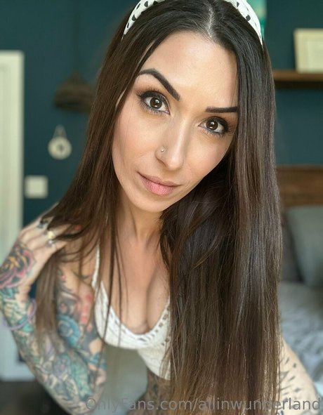 aliinwunderland nacktheit heiße bild