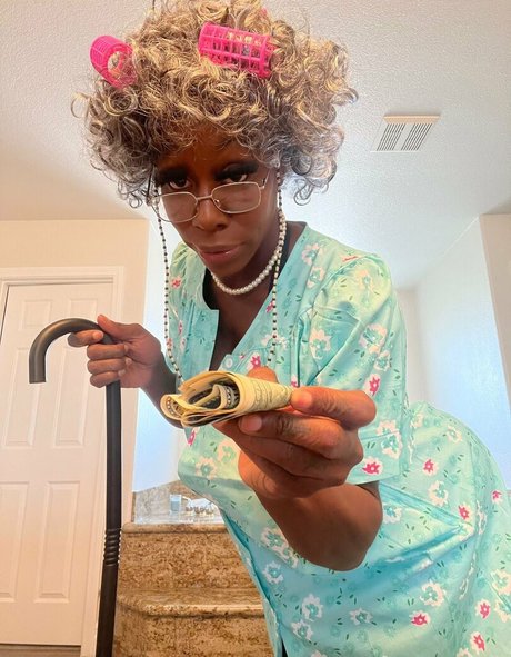 dünne ebenholz-onlyfans porno akt foto