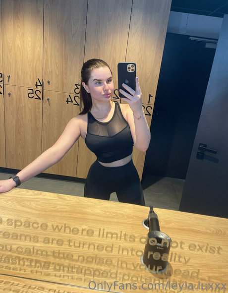 leyla luxxx nackt akt foto