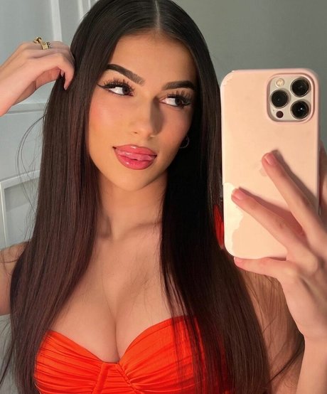 Julia Merekoulias perfekte hübsche bild