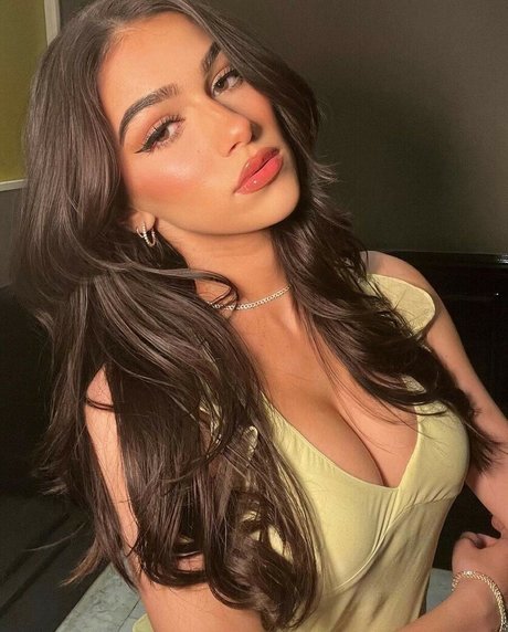 Julia Merekoulias kunst pornografische bilder