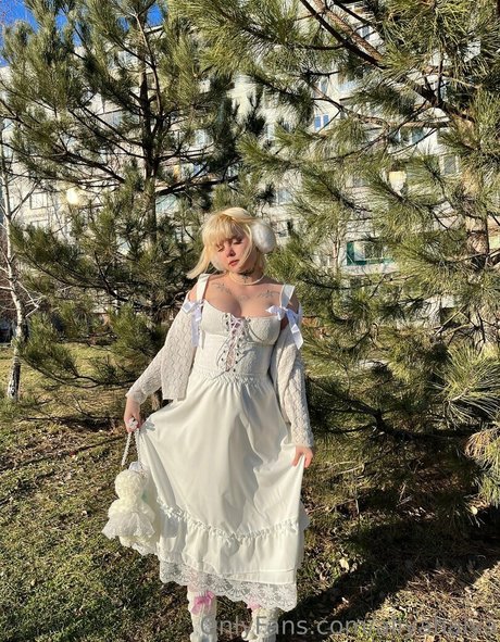 aliyahalya schauspielerin nackt galerie