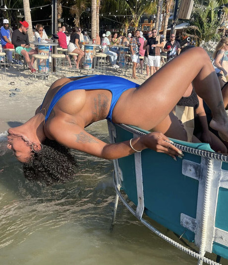 Danielle Sylvester porno nackt foto