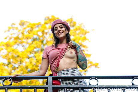 Prunette hübsche erwachsene galerien