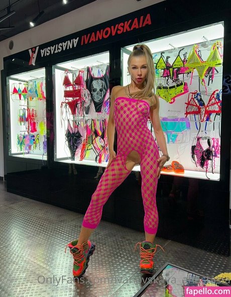 Ivanovskaya Anastasia model kunst galerie