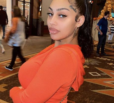 FineAssYonna nackt hd bild