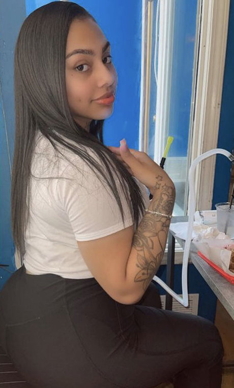 FineAssYonna model akt archiv