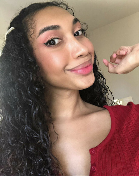 Alyssa Cova erotische schöne bild