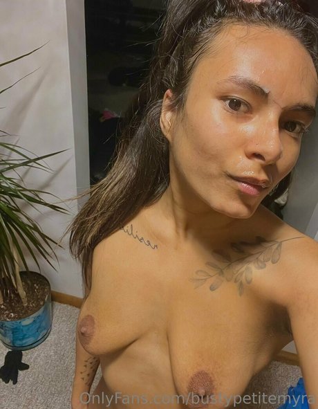 bustypetitemyra nackte pornostar foto