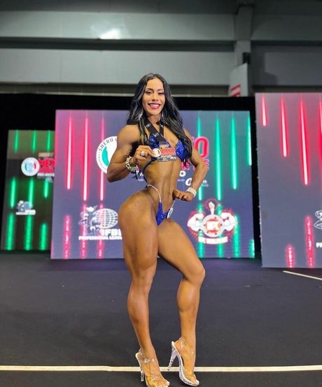 Esme Diaz hübsche akt bild