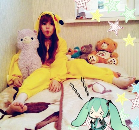 Saya Scarlet model bild