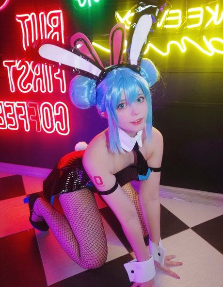 Saya Scarlet erwachsene heiße bild