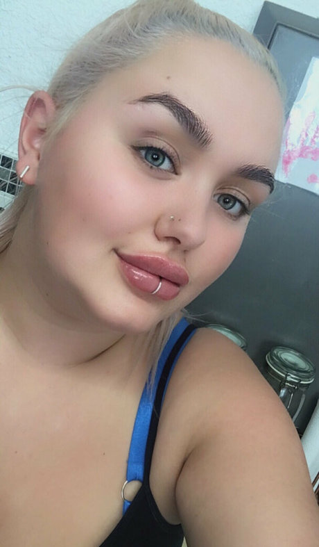 btattooed angel model heiße galerien