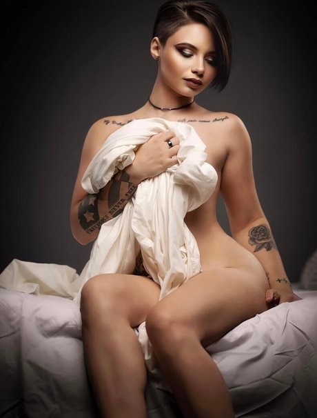 tattedbeauty19 perfekte nacktheit bild