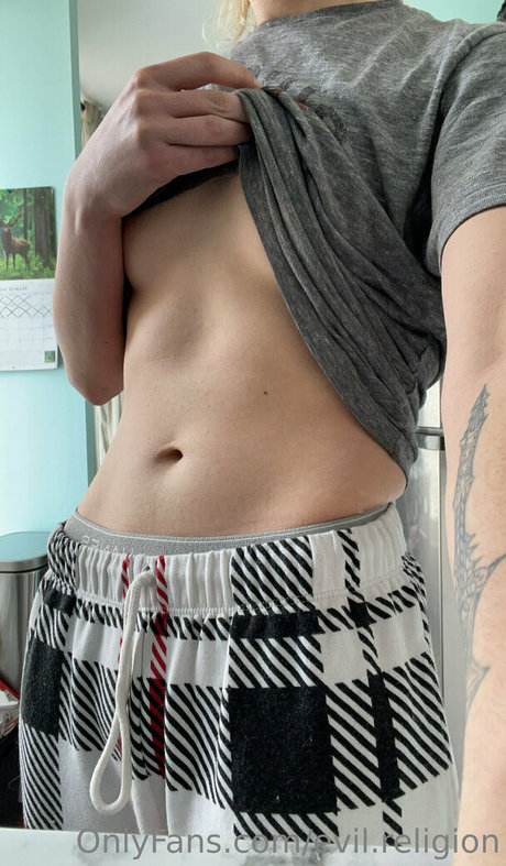 evil religion erotische exklusive foto