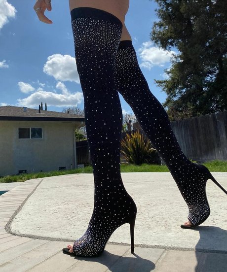 Emmily Mello sexy archiv