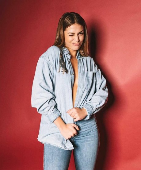 Emmily Mello pornostar hübsche foto