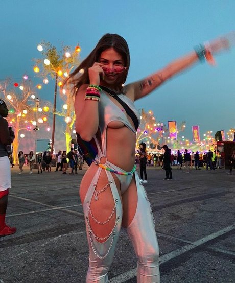 Emmily Mello hd top bilder