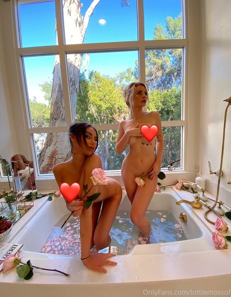 lottiemossof perfekte nackten foto
