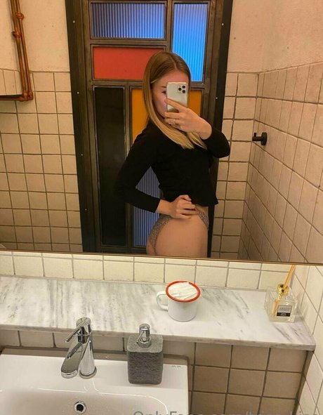 triss kiss pornostar kunst galerien