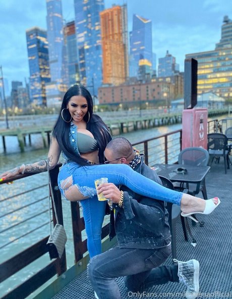 missmeenaofficial pornostar nette bilder