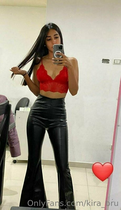 kira brunette1 top erotische bild