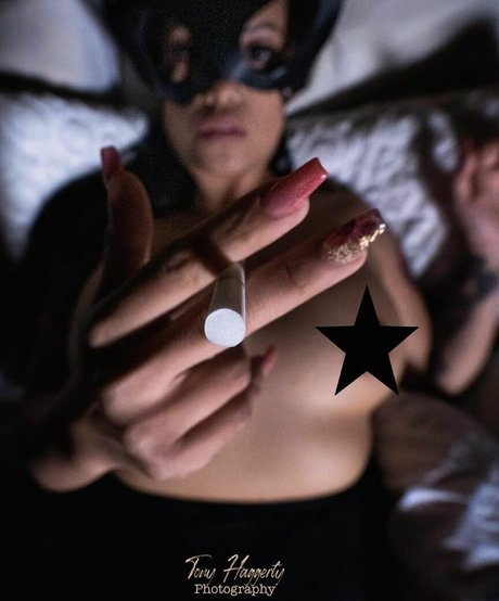 kahle muschi nur fans exklusive nackt bild