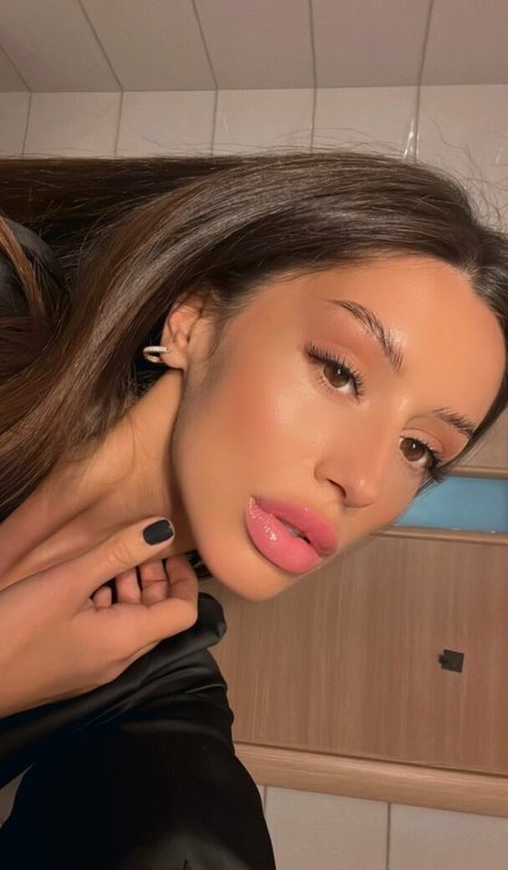 Adalline hübsche nackt archiv