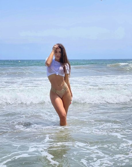 Adalline model top bilder