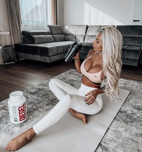 Nikola Rihova schöne erotische archiv