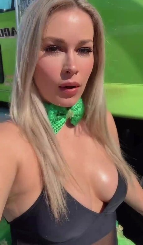 Nikki Baker top sex bild