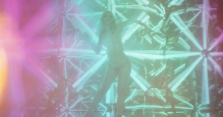 Mia Goth model kunst foto