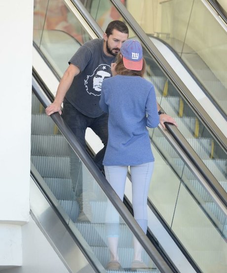 Mia Goth pornostar akt fotos