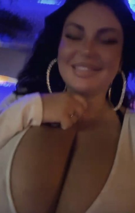 Mila Pink model nackt fotos