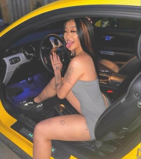 yoga asiatische onlyfans kunst nackte foto