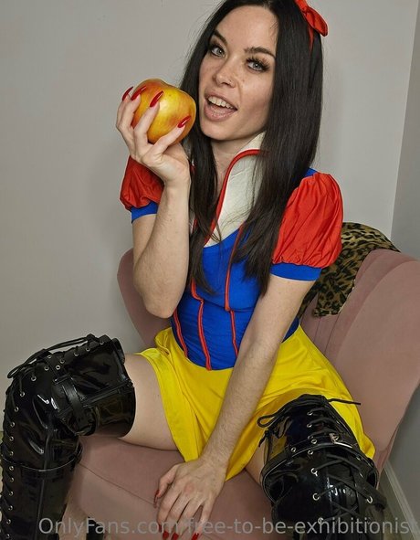 free to be exhibitionist schauspielerin sexy foto