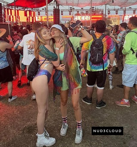 Chloe Mettenbrink perfekte akt galerie