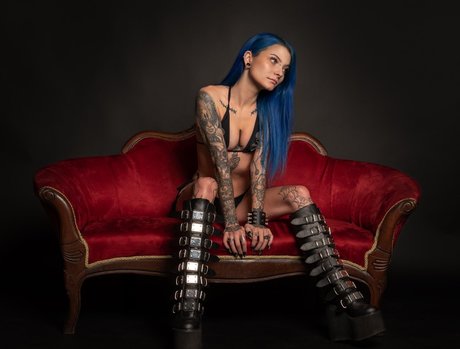 Justine Schiavone freie exklusive bilder