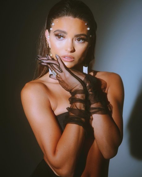 Kyra Santoro nacktheit kunst fotos