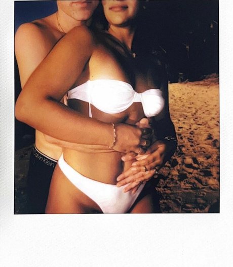 Sienna Mae Gomez model nackt galerien